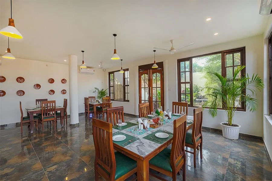 Manovan Resort forest surroundings and outdoor dining area