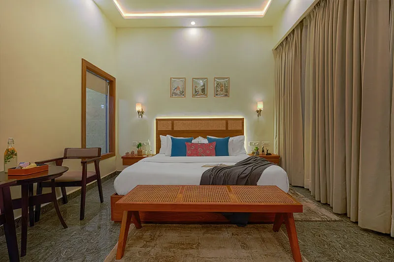 Executive room with bathtub - bedroom with TV unit and wardrobe