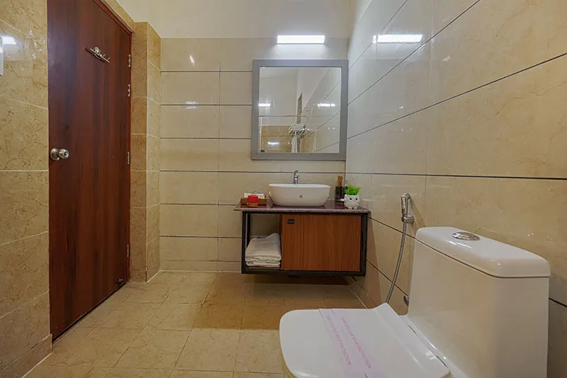 Executive room en-suite bathroom with vanity