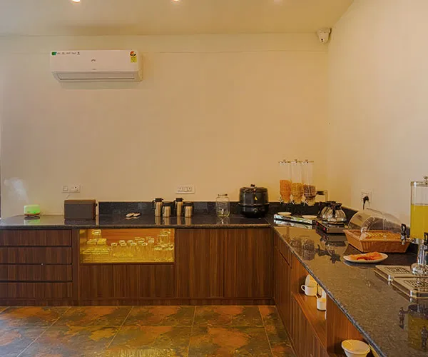Breakfast counter and kitchenette - Manovan Resort